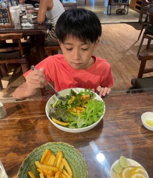 Ichikawa Ebizo XI Instagram - *
In a restaurant where you can choose your favorite, the kids are so satisfied‼️
I’m happy too. As this place is daddy’s recommendation😊💕

好きなものチョイスする店で、

二人とも喜んでる‼️

嬉しい。

パパのイチオシの店😊💕

#市川團十郎白猿 #市川海老蔵 #海老蔵 
#市川新之助 #成田屋 #歌舞伎 #成長記録 #子育てぐらむ #子供のいる暮らし #子どものいる暮らし #子育て日記 #三千世界 #children #childphotography #daughter #son #ABKAI #ABMORI #ebizoichikawa #ebizo #kabuki #thunderparty #theater #theaterarts #actor #japan #classic