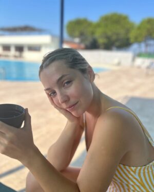 İdil Sivritepe Instagram - Kafamı havuzun kenarına çarpmadan on dakika önce 💧