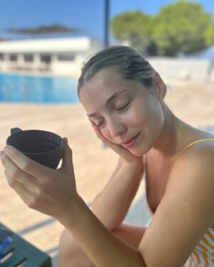 İdil Sivritepe Instagram - Kafamı havuzun kenarına çarpmadan on dakika önce 💧