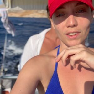 İdil Sivritepe Instagram - 🌊 fonda ‘koop island blues’ çalıyor