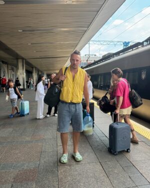 Ievgen Klopotenko Instagram - UPD: Дякую за думку кожного, почув. Буду змінювати своє відношення до цієї пісні. 

Неочікуване питання про пісню «Києве мій». Вона наче норм, всі її люблять і все таке. Але коли я прибуваю на вокзал і чую її, то опиняюся наче в якомусь радянському фільмі. Хочеться чогось нового. В кого теж так? 

Є сенс створити якийсь більш сучасний гімн Києва і запропонувати Укрзалізниці, щоб вмикали його? Напишіть вашу думку. Цьом. 

п.с. Або знаєте вже такі пісні про Київ, які можна запропонувати на заміну, то теж пишіть. 

п.п.с. В баклажці це квас з експедиції, не лякайтеся.