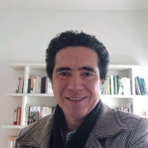 Ignacio Briones Instagram - Faltan miles de tutores en Chile para apoyar a escolares con rezago en lectoescritura.

Te invito a que te animes a ser tutor de www.letralibre.cl , gran institución dedicada a esta causa (las tutorías son on line)

He sido tutor y, la verdad, es que este acompañamiento permite ver avances relevantes en los estudiantes. Hace la diferencia.

Es hora de quejarse menos de la realidad educativa o de lo que hacen otros y empezar a preguntarnos como nosotros podemos aportar. ¡Anímate!
