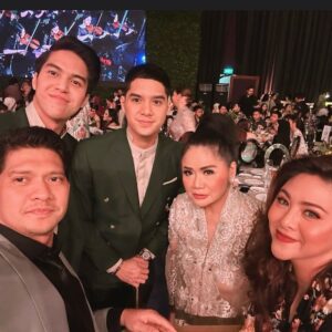 Iko Uwais Instagram - selamat menempuh hidup baru.. bahagia selamanya 🤍💍❤️ @thariqhalilintar @aaliyah.massaid
