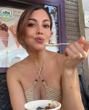 Ilean Almaguer Instagram - Cuando te gana la emoción de comer helado 😜💕
➡️ mi cara en la segunda foto lo dice todo! 

#icecream #happy #me