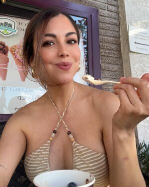 Ilean Almaguer Instagram - Cuando te gana la emoción de comer helado 😜💕
➡️ mi cara en la segunda foto lo dice todo! 

#icecream #happy #me