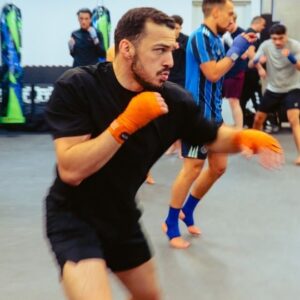 Ilias Bulaid Instagram - Samen met @xoneperformance en Ilias Bulaid leer jij hoe je je bandages op de juiste manier omdoet. Of je nu net bent begonnen of al voor langere tijd aan vechtsport doet, het is altijd belangrijk om je bandage goed om te doen. Door je bandages goed om te doen, is de kans kleiner dat je schade aan je polsen, handen en knokkels oploopt. Ook ondersteunt het je polsen als jij harde stoten geeft, en verbetert het je slagkracht doordat het een betere grip geeft. Kortom, bandage is een goede ondersteuning voor elke training of wedstrijd

--
@xoneperformance @officialbulaid
#xone #xoneperformance