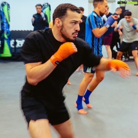 Ilias Bulaid - 203 Likes - Samen met @xoneperformance en Ilias Bulaid leer jij hoe je je bandages op de juiste manier omdoet. Of je nu net bent begonnen of al voor langere tijd aan vechtsport doet, het is altijd belangrijk om je bandage goed om te doen. Door je bandages goed om te doen, is de kans kleiner dat je schade aan je polsen, handen en knokkels oploopt. Ook ondersteunt het je polsen als jij harde stoten geeft, en verbetert het je slagkracht doordat het een betere grip geeft. Kortom, bandage is een goede ondersteuning voor elke training of wedstrijd
--
@xoneperformance @officialbulaid
#xone #xoneperformance