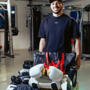 Ilias Bulaid Instagram - Wat kan er niet ontbreken in de sporttas van Ilias Bulaid, hij neemt je mee door zijn sporttas. Zo vind je daar MMA-hanschoenen, de producten van XONE en natuurlijk een bitje . Zorg wel dat je zelf een bitje hebt, niet zoals @jayjayboske die het bitje van @melvinnomercymanhoef gebruikt.

--

@xoneperformance @officialbulaid
#xone #xoneperformance