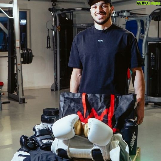 Ilias Bulaid - 288 Likes - Wat kan er niet ontbreken in de sporttas van Ilias Bulaid, hij neemt je mee door zijn sporttas. Zo vind je daar MMA-hanschoenen, de producten van XONE en natuurlijk een bitje . Zorg wel dat je zelf een bitje hebt, niet zoals @jayjayboske die het bitje van @melvinnomercymanhoef gebruikt.
--
@xoneperformance @officialbulaid
#xone #xoneperformance