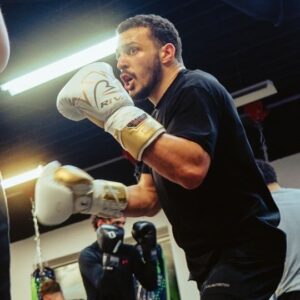 Ilias Bulaid Instagram - We nemen jullie mee in een training van voormalig wereldkampioen kickboksen en MMA vechter, Ilias Bulaid. Op jonge leeftijd merkte Ilias al dat hij uitzonderlijk goed was. Als hij nu in de octagon stapt, is winnen het enige wat telt.
—
@xoneperformance @officialbulaid
#xone #xoneperformance