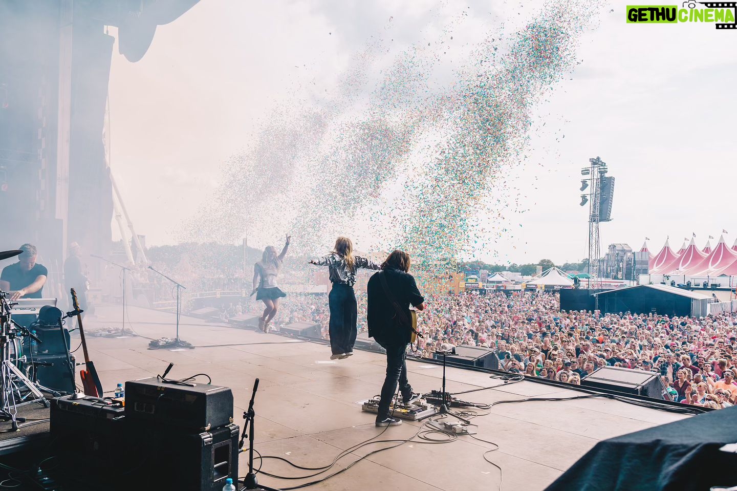 Ilse DeLange - 2.3K Likes - Zwarte Cross, dat was kats heet maar ook omeunig geweldig!!! 🙏🏻 dank ik hoop gauw tot ziens! 👋🏻
📷 @de_zus_van_koen 🙏🏻