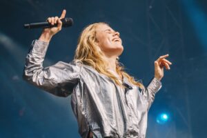 Ilse DeLange Instagram - Zwarte Cross, dat was kats heet maar ook omeunig geweldig!!! 🙏🏻 dank ik hoop gauw tot ziens! 👋🏻 

📷 @de_zus_van_koen 🙏🏻