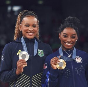 Ilse Salas Instagram - Obsesionada con estas dos reinas 🥹. Y este asunto de BILES retirándose para sorpresa de todxs en plena competencia (Tokio 2020) dándole la espalda a esta idea atroz de “ante todo ganar, ante todo producir, ante todo sacrificar, no pares no pares no pares , tú puedes tú puedes tú puedes “ ALV !, priorizó su salud mental, recuperó su vida (que va más allá del trabajo y vocación )y nos demostró como solo así se regresa más fuerte y más poderosa. #simonebiles #rebecaandrade🙌🏽🙌🏽🙌🏽