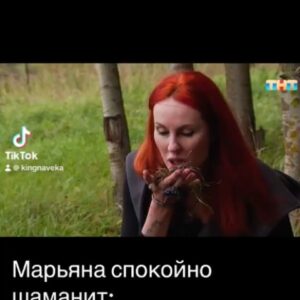 Ilya Larionov Instagram - Земля вибрировала 🌀, на Олеге не было лица, а я словил паническую атаку 😵‍💫
⠀ 
Дневник Битвы, как он есть. Без прикрас и монтажа 🔮🪬
⠀ 
Такого еще не было: Олег наотрез отказался проходить испытание. Когда он пробирался к нам, будто сквозь воду, а не воздух, – мне уже стало не по себе.
Никакие уговоры и попытки взять на слабо не действовали. В какой-то момент я почувствовал себя Рокки Бальбоа с его вдохновляющей речью сыну. Но и мои усилия мотивировать Олега провалились 🙅🏻‍♂️
Нет – значит, нет. «Не торговаться на базаре» – вполне себе по-мужски.
⠀ 
Но когда девчонки рассказали о его видении в ритуале накануне… 😱
Он описал: дом (которого уже нет), картину с лошадью (герои подтвердили!), мужика с ножом в спине и его слова: БЕГИ ОТСЮДА.
Знаете, я бы тоже послушался.
⠀ 
Когда едешь на испытание, думаешь – может, там особо и мистики нет. Возможно, придется что-то высосать из пальца. Где-то подогреть, сгустить краски.
Но ТОЧНО НЕ В ЭТОТ РАЗ 😬
⠀ 
Панику я словил, когда увидел реакцию героев на рассказ о видении Олега. Стоя рядом с останками дома, я чувствовал, будто каждая моя клетка, каждый сосуд сжимается и вот-вот лопнет. Кто переживал ПА, знают, о чем я.
⠀ 
Меня часто обвиняют в селективном восприятии.
Есть такой известный феномен Баадера — Майнхоф. Это когда вы что-то узнали, и эта инфа начинает попадаться везде.
Или вот, мне на кунг-фу выбили колено 🥋 и я ходил с бандажом.
Вокруг вдруг стало очень много людей с бандажами. Я думал: где ж вы раньше были?..
Еще, когда девушка беременеет, она всюду видит беременных🤰. Такое когнитивное искажение.
⠀ 
Мне тут приписывают излишний мистицизм. Мол, я погружен в эту тему и вижу реальность неадекватно.
Но во-первых, кто может утверждать, что его восприятие – чисто и вернО?
Во-вторых, вот вам случай по горячим следам.
Мы с Викторией шли по проселочной дороге в той самой деревне, и она рассказала свой сон. Про бабульку в оранжевой косынке и темном плаще.
Через 5 секунд из дома выходит бабушка точно по описанию. В ярком оранжевом платке.
До этого ее не было. И дорогой мы ходили другой.
Что это? Виктория предвидела будущее? Создала бабульку силой мысли?
Или это я так когнитивно искажен?? 
Карусель👉👉👉
#дневникбитвы