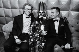 Ilya Lutsak Instagram - Это мы с Андрюхой РАСКАЧАЛИ “ИЗВЕСТИЯ HALL” 

Лицей может быть спокоен за своих выпускников , мы и @banderosmusic их так зарядили … впреди только КАЙФФФ и бюджетные места в лучших универах!❤️‍🔥