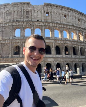 Ilya Lutsak Instagram - ROMA-VATICAN-FLORENCE-PISA-BOLOGNA-CINQUE TERRE-VENICE-RIMINI-SAN MARINO-ROMA. 

Я прошел этот трип по Италии и желаю всем мужчинам пройти его, и если я ношу поясную сумку, это не значит, что я женщина или балерина!

Если серьезно, уже зная, что из путешествий мы возвращаемся другими, я просто любопытно смотрел вперед - каким же я вернусь после этого!? 
Чтобы долго не отвечать, я просто поделюсь лайфхаком - ЖИВИТЕ, КАЙФУЙТЕ, ИСПОЛНЯЙТЕ СВОИ ЖЕЛАНИЯ, если кто-то скажет, что это нереально или не время быть счастливым - посылайте в жопу. 
1.ВЫ 2.ДОЛЖНЫ 3.СЕБЕ 4.БЫТЬ 5.СЧАСТЛИВЫМИ. 

Причем как оказалось, на моем примере, Италия вообще не проблема ни по времени, ни финансово, все решил за два дня, взял билеты, съездил, все ок. 
И мы же так можем всегда? НО НЕТ, давай ПОДУМАЕМ, всё ВЗВЕСИМ, ПОСЧИТАЕМ, ПОСМОТРИМ погоду, СОБЕРЕМ 345 чемоданов, СПРОСИМ у Маши и Васи, у Юры и Насти, ПОЧИТАЕМ блоги, ПЕРЕСМОТРИМ «Орел и решка» - ХУЯК, отпуск прошел лежа на диване. ХУЯК - жизнь прошла, умер, так ничего и не сделал, из того что хотел и о чем мечтал. 
ПРОСТО БЕРИ И ДЕЛАЙ. Никогда не будет лучшего времени. ❤️
(Не говорите мне про деньги, недостаток времени, маленьких детей, и т.д, наша Мамочка путешествовала с нами, когда мы были нищими, она находила ВОЗМОЖНОСТЬ❤️)

P.S Италия вернула вам Илью философа!) 

По традиции первые пять человек ответивших правильно на вопрос получат подарки из Италии / Сан-Марино . 
Вопрос : сколько тысяч шагов я прошел за эти восемь бешеных дней?
Пять первых ближайших цифр - пять подарков.

P.P.S - Искренне желаю тебе, находить силы, энергию и деньги на то, что ты любишь (а бабки точно приходят к тем, кто умеет восстанавливаться). 
Обнимаю ! Будьте счастливы! ИЛИ ЗАЧЕМ тогда ВЫ ЗДЕСЬ?❤️🙏🏻

P.P.P.S - спасибо моей Катюне, за то, что она на мою поездку отреагировала не - ПИЗДЕЦ, ПОЧЕМУ БЕЗ МЕНЯ?, а - любимый, ЕДЬ и КАЙФУЙ. Это самое ценное. Благодарю 🙏🏻 

#italy #italytravel #будьтесчастливы #лучшийденьсегодня #благодарю #мыслитель #italy_vacations #всевактуальном