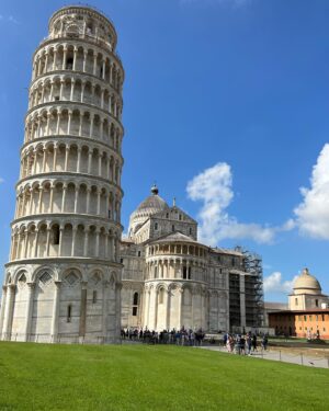 Ilya Lutsak Instagram - ROMA-VATICAN-FLORENCE-PISA-BOLOGNA-CINQUE TERRE-VENICE-RIMINI-SAN MARINO-ROMA. 

Я прошел этот трип по Италии и желаю всем мужчинам пройти его, и если я ношу поясную сумку, это не значит, что я женщина или балерина!

Если серьезно, уже зная, что из путешествий мы возвращаемся другими, я просто любопытно смотрел вперед - каким же я вернусь после этого!? 
Чтобы долго не отвечать, я просто поделюсь лайфхаком - ЖИВИТЕ, КАЙФУЙТЕ, ИСПОЛНЯЙТЕ СВОИ ЖЕЛАНИЯ, если кто-то скажет, что это нереально или не время быть счастливым - посылайте в жопу. 
1.ВЫ 2.ДОЛЖНЫ 3.СЕБЕ 4.БЫТЬ 5.СЧАСТЛИВЫМИ. 

Причем как оказалось, на моем примере, Италия вообще не проблема ни по времени, ни финансово, все решил за два дня, взял билеты, съездил, все ок. 
И мы же так можем всегда? НО НЕТ, давай ПОДУМАЕМ, всё ВЗВЕСИМ, ПОСЧИТАЕМ, ПОСМОТРИМ погоду, СОБЕРЕМ 345 чемоданов, СПРОСИМ у Маши и Васи, у Юры и Насти, ПОЧИТАЕМ блоги, ПЕРЕСМОТРИМ «Орел и решка» - ХУЯК, отпуск прошел лежа на диване. ХУЯК - жизнь прошла, умер, так ничего и не сделал, из того что хотел и о чем мечтал. 
ПРОСТО БЕРИ И ДЕЛАЙ. Никогда не будет лучшего времени. ❤️
(Не говорите мне про деньги, недостаток времени, маленьких детей, и т.д, наша Мамочка путешествовала с нами, когда мы были нищими, она находила ВОЗМОЖНОСТЬ❤️)

P.S Италия вернула вам Илью философа!) 

По традиции первые пять человек ответивших правильно на вопрос получат подарки из Италии / Сан-Марино . 
Вопрос : сколько тысяч шагов я прошел за эти восемь бешеных дней?
Пять первых ближайших цифр - пять подарков.

P.P.S - Искренне желаю тебе, находить силы, энергию и деньги на то, что ты любишь (а бабки точно приходят к тем, кто умеет восстанавливаться). 
Обнимаю ! Будьте счастливы! ИЛИ ЗАЧЕМ тогда ВЫ ЗДЕСЬ?❤️🙏🏻

P.P.P.S - спасибо моей Катюне, за то, что она на мою поездку отреагировала не - ПИЗДЕЦ, ПОЧЕМУ БЕЗ МЕНЯ?, а - любимый, ЕДЬ и КАЙФУЙ. Это самое ценное. Благодарю 🙏🏻 

#italy #italytravel #будьтесчастливы #лучшийденьсегодня #благодарю #мыслитель #italy_vacations #всевактуальном
