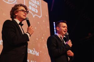 Ilya Lutsak Instagram - Это мы с Андрюхой РАСКАЧАЛИ “ИЗВЕСТИЯ HALL” 

Лицей может быть спокоен за своих выпускников , мы и @banderosmusic их так зарядили … впреди только КАЙФФФ и бюджетные места в лучших универах!❤️‍🔥