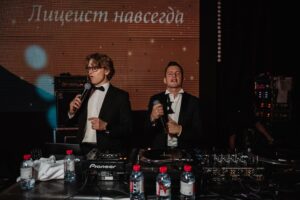 Ilya Lutsak Instagram - Это мы с Андрюхой РАСКАЧАЛИ “ИЗВЕСТИЯ HALL” 

Лицей может быть спокоен за своих выпускников , мы и @banderosmusic их так зарядили … впреди только КАЙФФФ и бюджетные места в лучших универах!❤️‍🔥