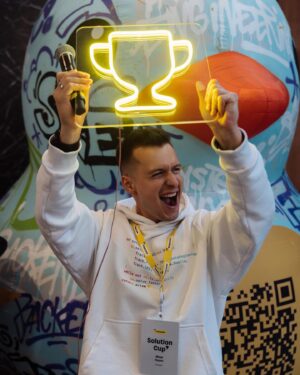 Ilya Lutsak Instagram - IT’S TINKOFF SOLUTION CUP!

ТООПП!! Событие от Тинькофф @tinkoffbank ! 

Благодарю за приглашение ! Был рад раскачать эти пять сотен счастливых финалистов кубка! (И лучших IT специалистов России)

Респект организаторам , которых было более 50 человек, всё на высшем уровне! 

До новых встреч 🫱🏼‍🫲🏻

Фотки : @polyakov.photo