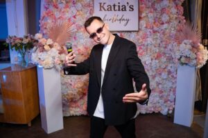 Ilya Lutsak Instagram - KATIA’S BIRTHDAY 🔥

Это было ЛЕГЕНДАРНО, как я и предполагал 🤌🏻

Ловил кайф моменты @supersef13 
Ставил кайфовую музыку @zyakov_98 
Провёл всё по кайфу @lutsak_ilya 

P.S - как всегда отдельное спасибо моей команде сценаристов и дизайнеров , без которых не было бы так КАЙФОВО 🤌🏻
