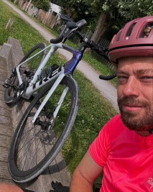 Ilya Varlamov Instagram - Сегодня ровно два месяца, как я чуть не убился на велосипеде. Все это время я думал только об этом, как бы скорее вернуться на велосипед. Несмотря на запреты врачей (говорят еще рано), я сдул пыль со своего велосипеда, надел форму и поехал тренироваться. Впервые после травмы проехал 50 км и даже не убился, хотя соблазн был. В целом все нормально, нога надежно привинчена, рука крепко пришита, сломанные кости вроде срослись. Так что, жизнь продолжается. Пока, правда, не все мышцы работают, но это дело наживное. Через пару месяцев попробую начать бегать. Велосипед — это потрясающее. Чувствую, что стал добрее!