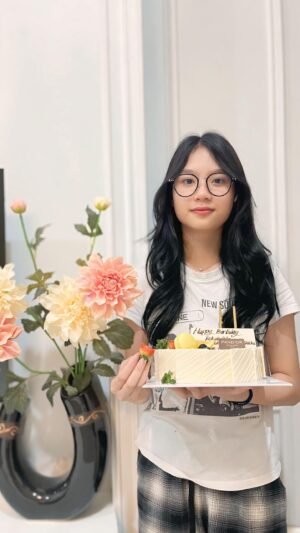 Imel Putri Cahyati Instagram - Barakallah fii umrik nak, MasyAllah ga berasa udah beranjak dewasa makin cantik, smoga selalu dalam lindungan Allah SWT ? Semakin pintar , sholeha , jadi anak sehat , hidup dengan baik tanpa kekurangan apapun.. selalu di berikan kebahagiaan lahir batin nya , jadi anak yg beruntung dan bisa meraih cita2 & mimpi nya untuk menjadi kebanggaan orang tua.. Dan Allah jauh kan dari segala marabahaya apapun.. 

Ga sabar ngeliat anak sukses & bahagia huhu udah gede banget 😭 gemes sempet2 nya catokan dl sblm di kasih surprise 🙈… #masyallahtabarakallah