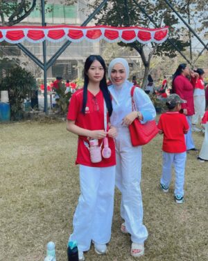 Imel Putri Cahyati Instagram - Terkadang jodoh itu tidak datang dengan sendirinya , 
Bisa juga sepaket dengan anak nya 😄🥰 

#masyallahtabarakallah