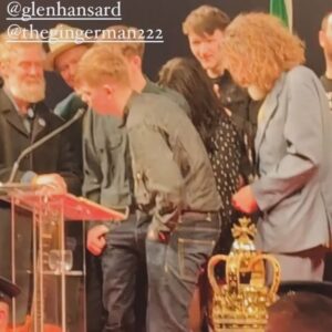 Imelda May Instagram - Last week we gathered in the round to celebrate our friend @glenhansard and other equally extraordinary people 
who contribute their time, energy, talents, care and love for the better of our Dublin community.
Thanks to @lordmayorofdublin @daithideroiste 
for hosting us 
both formally and so warmly 
for #lordmayorawards2024 
in The Mansion House. 
Great to meet old and new friends 
to celebrate kindness.
Glen has worked tirelessly for @simoncommunity and it was really lovely to see his dedication acknowledged.
With  friends including @doran__lads singing @liamomaonlai @mundy_music @sjswords @markwilliamlogan @bowass04 @jamieh_official 
we connected our energies, 
the spirit rose then landed in each of us , 
we sang and gave thanks.
I’m so grateful to have witnessed. 
Congratulations @glenhansard and all recipients ❤️