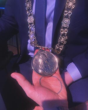 Imelda May Instagram - Last week we gathered in the round to celebrate our friend @glenhansard and other equally extraordinary people 
who contribute their time, energy, talents, care and love for the better of our Dublin community.
Thanks to @lordmayorofdublin @daithideroiste 
for hosting us 
both formally and so warmly 
for #lordmayorawards2024 
in The Mansion House. 
Great to meet old and new friends 
to celebrate kindness.
Glen has worked tirelessly for @simoncommunity and it was really lovely to see his dedication acknowledged.
With  friends including @doran__lads singing @liamomaonlai @mundy_music @sjswords @markwilliamlogan @bowass04 @jamieh_official 
we connected our energies, 
the spirit rose then landed in each of us , 
we sang and gave thanks.
I’m so grateful to have witnessed. 
Congratulations @glenhansard and all recipients ❤️