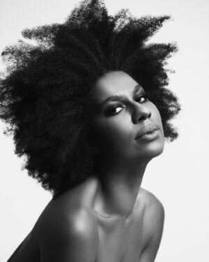 Indira Nascimento Instagram - She’s a mooooviiiiee starr ⭐️🖤
.
Photo @chicocerchiaro 
Beauty @anathorellybeauty 
Stylist @garandrastyle