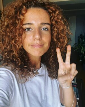 Inês Herédia Instagram - Post de amor à minha juba que a pouco e pouco está a voltar mais desalinhada, desaustinada e desvairada do que nunca. Agora sim, o pacote coincide com a batata frita que lá vem dentro.