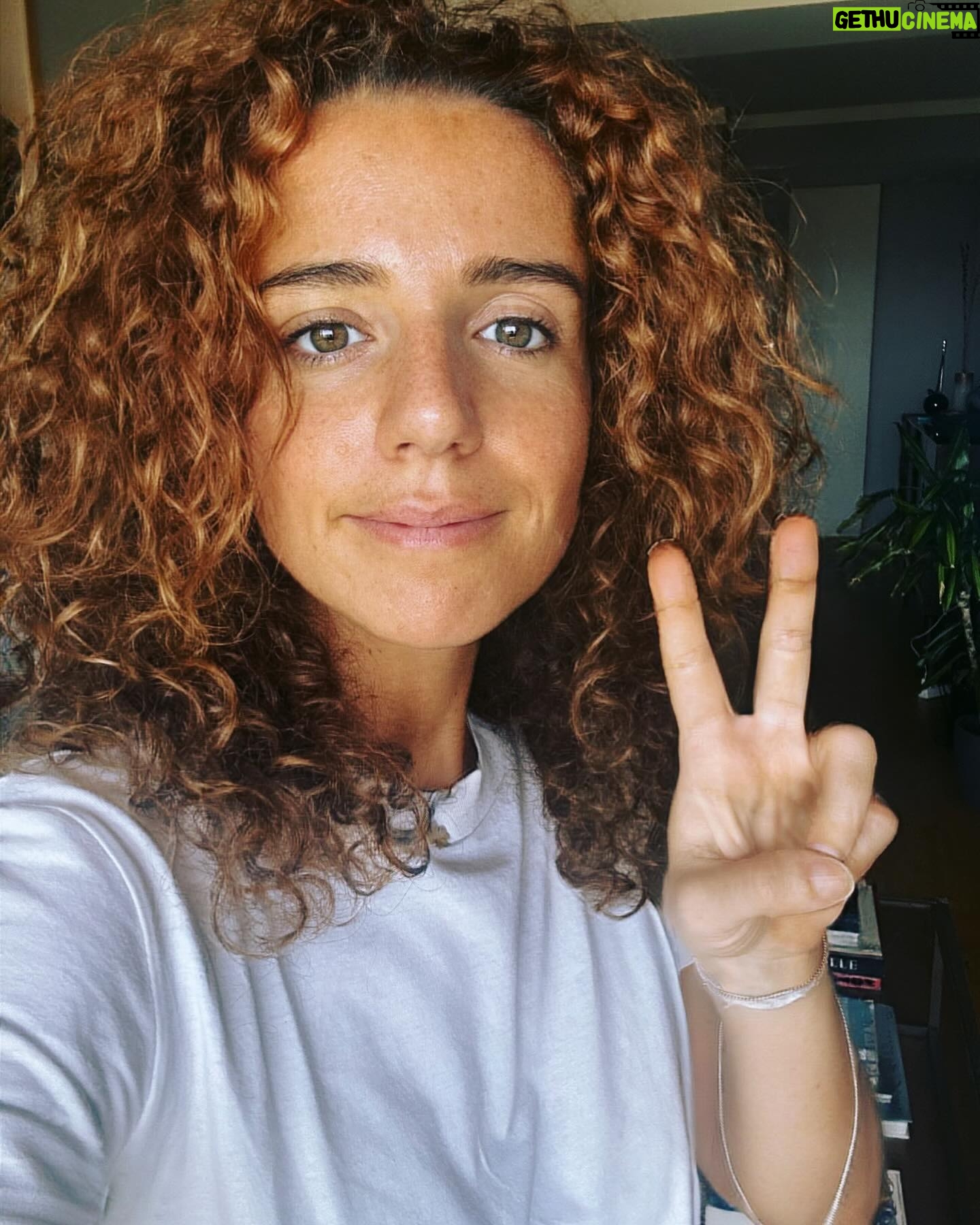 Inês Herédia - 2.1K Likes - Post de amor à minha juba que a pouco e pouco está a voltar mais desalinhada, desaustinada e desvairada do que nunca. Agora sim, o pacote coincide com a batata frita que lá vem dentro.