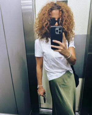 Inês Herédia Instagram - Post de amor à minha juba que a pouco e pouco está a voltar mais desalinhada, desaustinada e desvairada do que nunca. Agora sim, o pacote coincide com a batata frita que lá vem dentro.