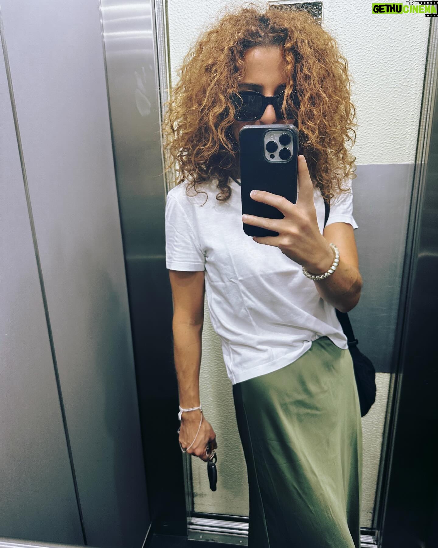 Inês Herédia - 2.1K Likes - Post de amor à minha juba que a pouco e pouco está a voltar mais desalinhada, desaustinada e desvairada do que nunca. Agora sim, o pacote coincide com a batata frita que lá vem dentro.