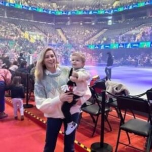 Inés Palombo Instagram - Quién más de este lado? 🙃
(Posta que en 2 años y medio me dijeron 2 veces que era parecido a mí 😅)

Look @arte.sweaters @justaosadia 

#mama #bebe #hijo #familia