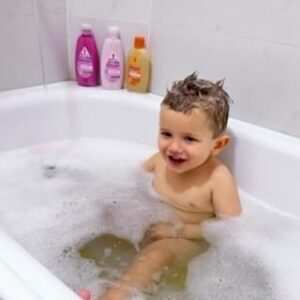Inés Palombo Instagram - Con Feli amamos el momento del baño. Es un lugar de encuentro y juego 🤍
¿Qué les gusta hacer a ustedes? ¿Ideas para sumar?

Y siempre (como cuando yo era chica), usamos productos
@johnsonsbabyar porque son libre de parabenos, sulfatos y colorantes, son hipoalergénicos y con 90% de ingredientes naturales🤍

#bebe #baño #familia #bañarse #shampo
