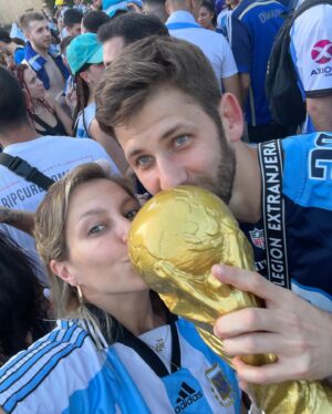 Inés Palombo Instagram - Feliz cumple amor mío 

Tal vez muchos no conocen nuestra historia de amor, pero los dos llegamos a la vida del otro cuando por diferentes situaciones estábamos rotos del corazón y no solo pudimos curar esas heridas, si no que me animo a decir que volvimos a nacer como personas. Puede sonar un poco fuerte o exagerado, pero muchas veces la vida nos pone obstáculos o trabas que posta con el tiempo te das cuenta que tenían un sentido, que algo tenías que aprender o que a lo lejos algo mucho mejor te estaba esperando. 
Por esto, por todo lo que me enseñás, por el papá que sos, amante, amigo, socio, compañero y más, te amo y te deseo con todo mi ❤️ que seas plenamente feliz. Te merecés todo @nico.ugarte 

#cumpleaños #cumple #amor #relacion #pareja #familia