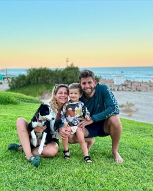 Inés Palombo Instagram - Feliz cumple amor mío 

Tal vez muchos no conocen nuestra historia de amor, pero los dos llegamos a la vida del otro cuando por diferentes situaciones estábamos rotos del corazón y no solo pudimos curar esas heridas, si no que me animo a decir que volvimos a nacer como personas. Puede sonar un poco fuerte o exagerado, pero muchas veces la vida nos pone obstáculos o trabas que posta con el tiempo te das cuenta que tenían un sentido, que algo tenías que aprender o que a lo lejos algo mucho mejor te estaba esperando. 
Por esto, por todo lo que me enseñás, por el papá que sos, amante, amigo, socio, compañero y más, te amo y te deseo con todo mi ❤️ que seas plenamente feliz. Te merecés todo @nico.ugarte 

#cumpleaños #cumple #amor #relacion #pareja #familia