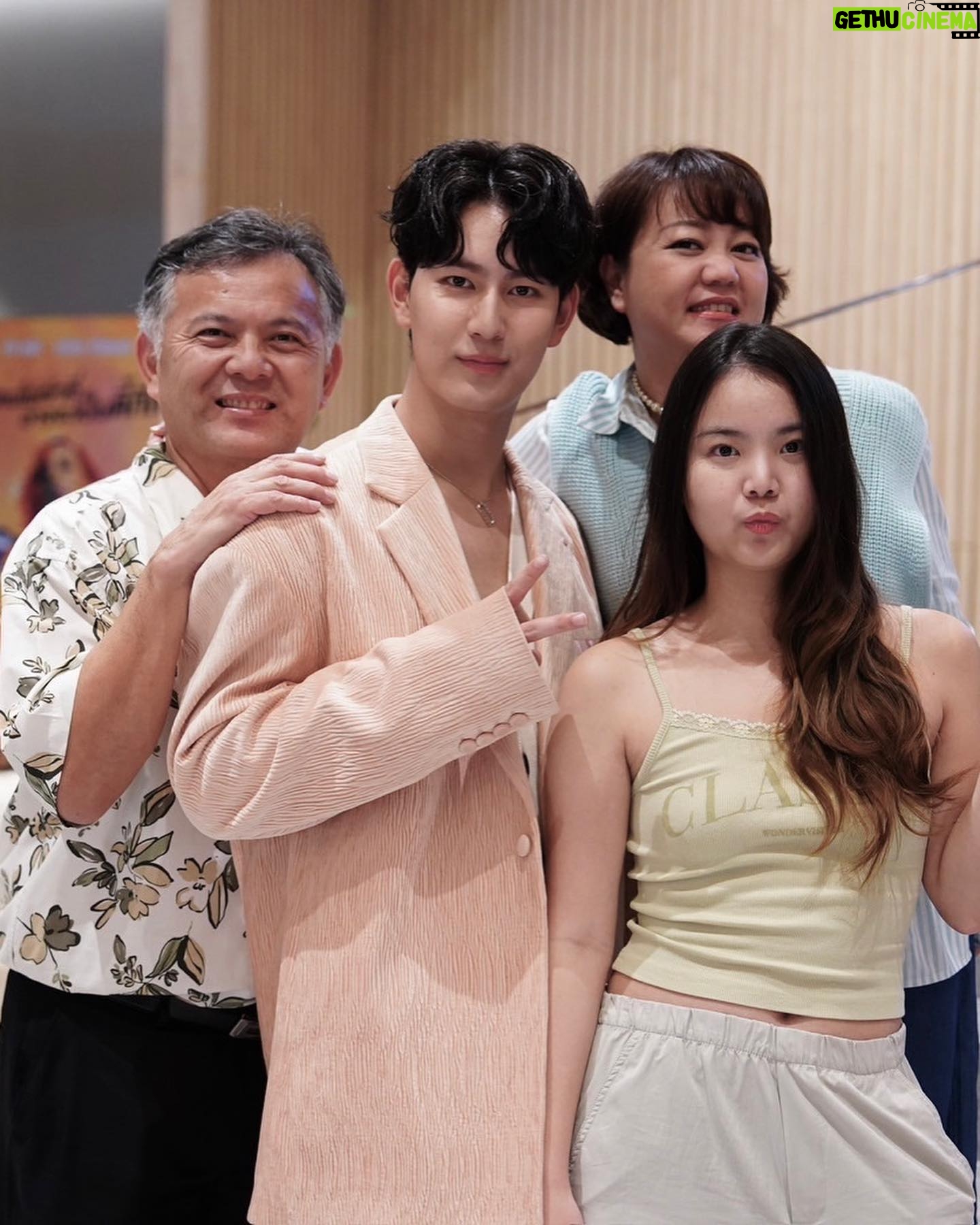 Ingkarat Damrongsakkul - 1.5K Likes - ลงช้าหน่อย ซอรี่น้าาาาาาาา แต่คือเป็นวันที่มีความสุขมากๆๆๆๆๆ ขอบคุณทุกคนนะครับ✨🥶
#ISawYouInMyDreamPremiere
#ISawYouInMyDream #เธอฉันฝันเรา
#WeTVth #WeTVOriginal
#DeeHupHouse
#HeadlinerTHArtist