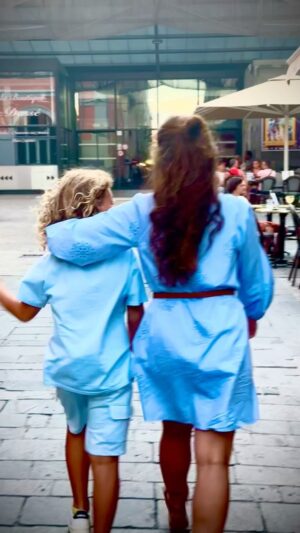 Ingrid Chauvin Instagram - Retrouvailles joyeuses 🩷🙃🩵 Dieu que c est bon !! @luanawar @philippewarrin #famille #childrens #togetherforever