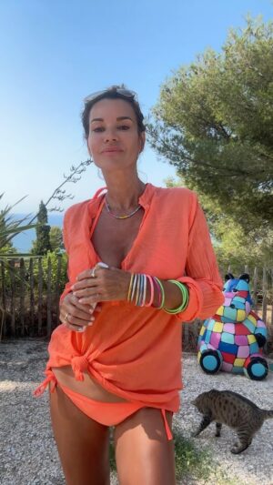 Ingrid Chauvin Instagram - Total look by @grunge_mama , j adore ces couleurs peps pour l été et pour une jolie mise en valeur et un effet bronzé  l huile scintillante Mahana sera votre alliée parfaite ☀️ à retrouver sur le site www.mademoiselle-chauvin.com 🌸. #summervibes #été