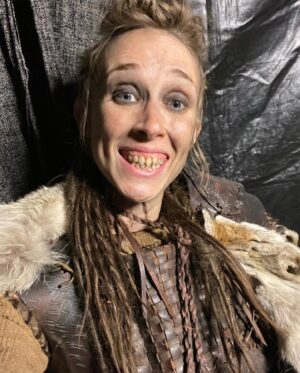 Ingrid García Jonsson Instagram - First time playing a viking. 😙
Espero que no sea la última porque qué diversión que te den puñales de goma y te dejen jugar a las peleas con gente que mide medio metro más que tú 
Y la gente era muy maja la verdad, entrar en un equipo que lleva AÑOS currando juntos da cosita, en set me sentí como en casa, aunque estaba lejísimos. 
#sevenkingsmustdie @thelastkingdom