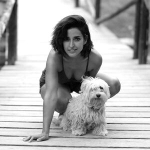 Inma Cuesta Instagram - Mi cachorra cumple 16 años y aquí 
seguimos sumando veranos, experiencias y recuerdos imborrables.
Un año más velando por cada paso que doy.
Un año más juntas ✨🙏🏽
Rumba & me