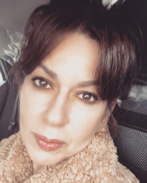 İpek Tuzcuoğlu Instagram - Baktım gülüşünden güzel şiir olur, ben de sevdim gitti. 
-Cemal Süreya- 
Sevin gitsin hayat gitmeden...▶️