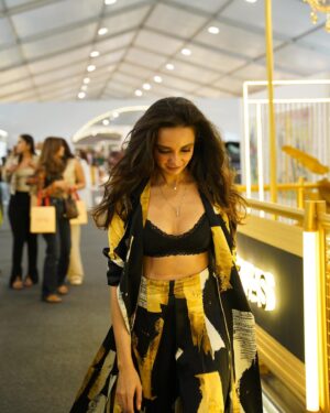 Ira Dubey Instagram - Gilded evenings with @chivas_in 🍯

EAT. SHOP. PLAY. 

Ajio Luxe Wkend
12-13-14 January, 2024
Jio World Garden,
BKC

#AjioLuxeWkend #TheWkendIndia #ChivasGlassware #ALWIndia #LLWIndia #LuxuryLifestyleWeekend