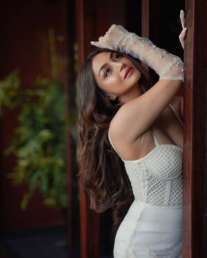 Ira Sone Instagram - Lost in a fairytale world 🌎
.
.
@sone_space 
@pixelpassionfotography 
@makemeover.sonalishinde 
@thelittleeasyindia 

#explore #explorepage #exploremore #explorar #trend #trendingsongs #portrait
