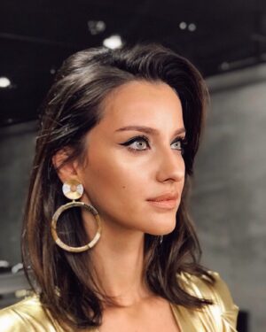 İrem Helvacıoğlu Instagram - @gamzeteq  hem makyaj hem foto 📸💋❤️