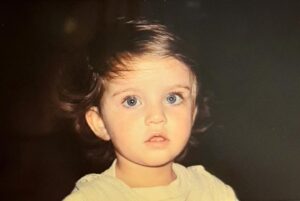 İrem Helvacıoğlu Instagram - Boy fındık ama yaramazlık boyu geçmişti. Merdivenlere sen mi büyüksün ben mi diye sormuş merdivenler büyük olduğunu sağ gözüme koyduğu küçük izle bana göstermiş ancak gel gör ki hala anlamamışım 😂
