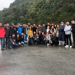 İrem Helvacıoğlu Instagram - Ne söyleyebilirim ki nasıl anlatabilirim, aklımdakini  kalbimdekini hangi kelimeyle anlatabilirim. söylenecek çok şey var belki...ama  Sen anlat Karadeniz ailem oldu...aile olduk iyi kötü çok şey yaşadık yorulduk ama yorgunluk engel değildi.birbirimize İnandık güvendik destek olduk. Nefesin umuduna Tahir’in inadına Yiğit’in gücüne acayip güçlü takıma inandık. Bu uzun yolda çok şey öğrendim. Büyük bir sorumluluk vardı altından kalkmaya, anlatmaya çalıştığım.tek başıma yapamazdım aileme çok teşekkür ederim. Bir ailem daha vardı ki çok büyük kocaman  karşılaştığım bildiğim tanımadan sevdiğim sevildiğim destek gördüğüm sak ailesi hepinize çok teşekkür ederim. Her zaman umut ve inatla...
Nefes ,sana veda etmiyorum o umuduyla bütün sessizliklere ses olmaya çalışıyor biliyorum ❤️ Çok eksik var çok